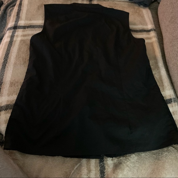 Black blouse with eyelet front sleeveless - Picture 3 of 4